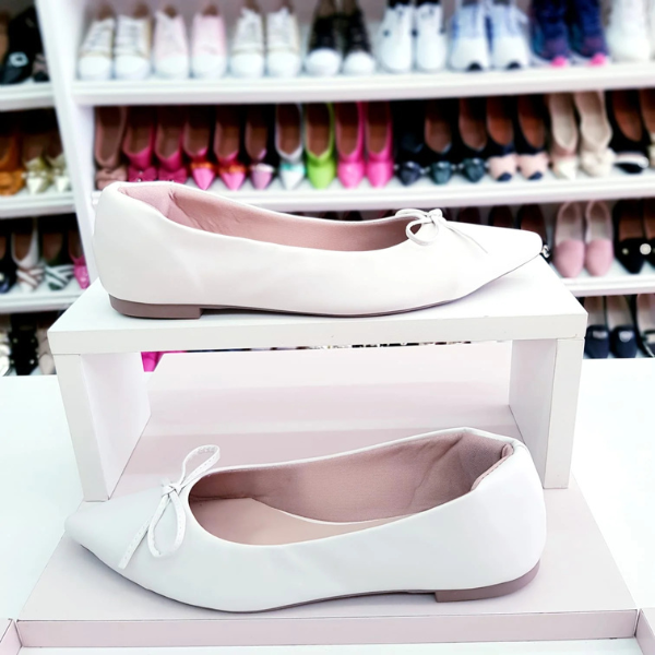 Sapatilha bico fino Off White de Laço