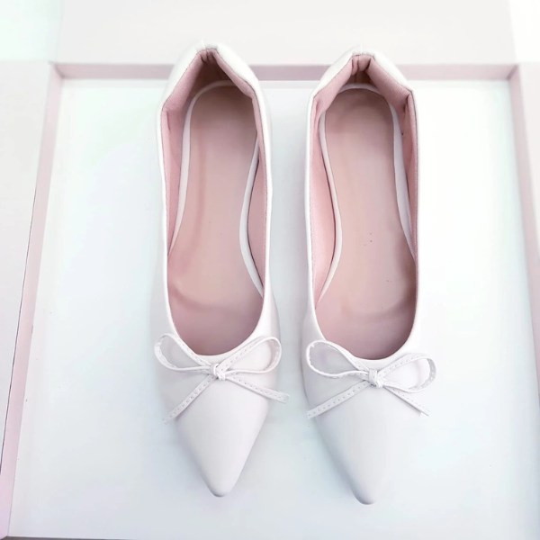Sapatilha bico fino Off White de Laço